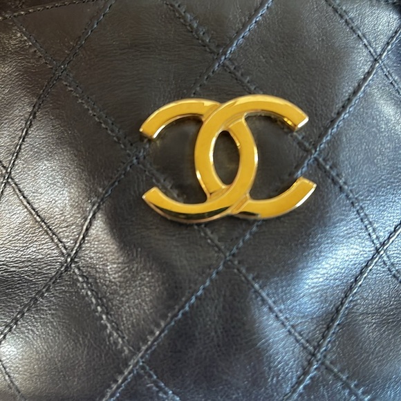 LIKE NEW CHANEL RARE MINI DIAMOND STITCH LEATHER DRAWSTRING CROSSBODY 24K GHW - Picture 9 of 17